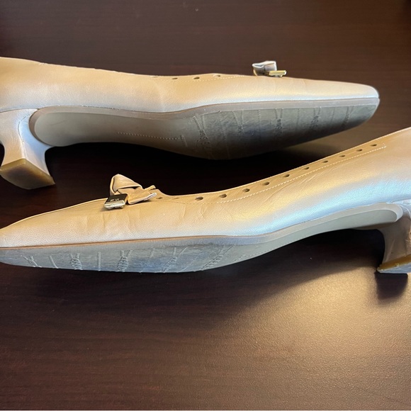 🎉Stuart Weitzman Off-white, Kitten Heel pumps. 9-1/2 narrow - Picture 7 of 12